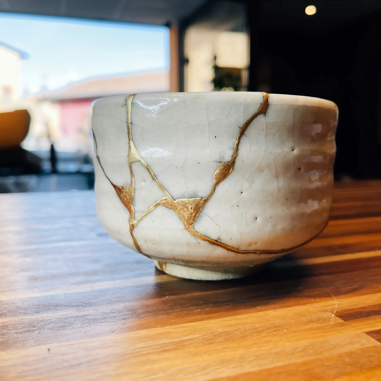 Bol restauré à l'or, à la lumière du jour
